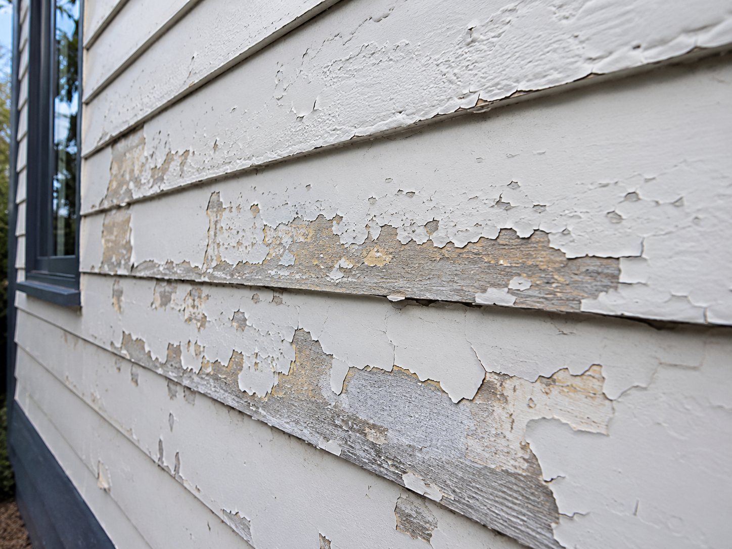 Poorly prepared exterior paint job showing peeling and flaking paint in Geelong